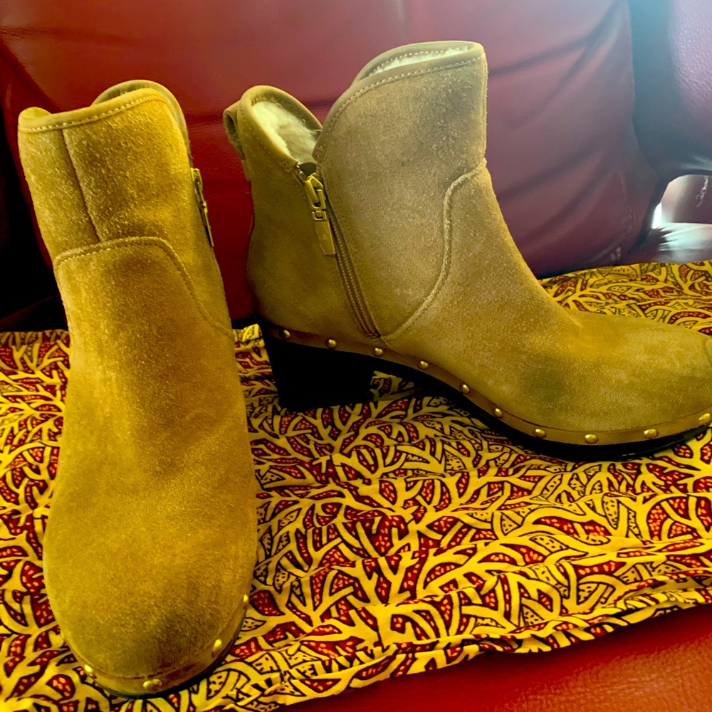 Uggs women suede shearling lined bootie size 10